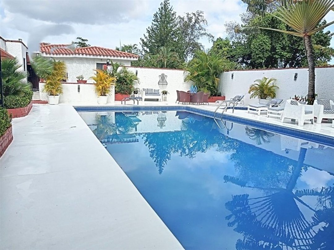 Casa con piscina en ALAMEDA OESTE — Alameda, Santo Domingo Oeste