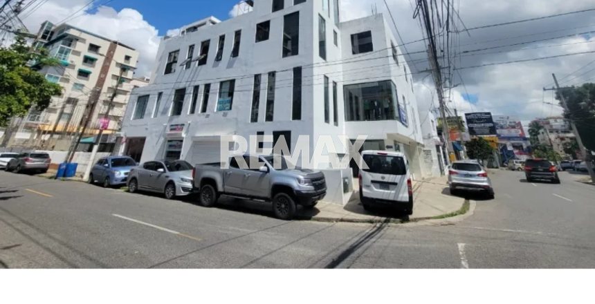 Edificio en venta en Bella Vista, Santo Domingo, ideal para oficinas