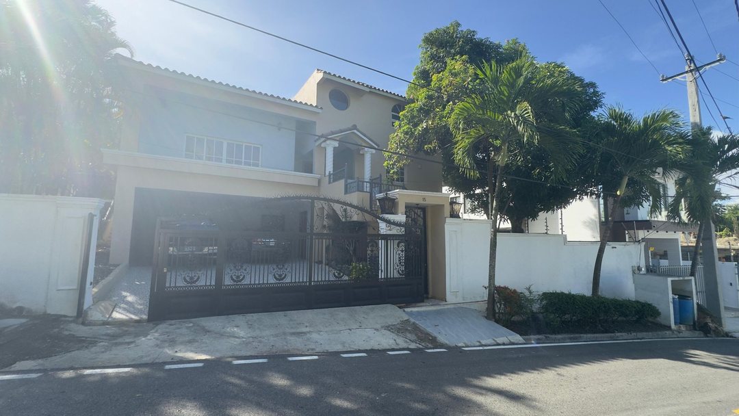 Alquilo casa, ideal para clínica de reposo — Altos de Arroyo Hondo III, Distrito Nacional