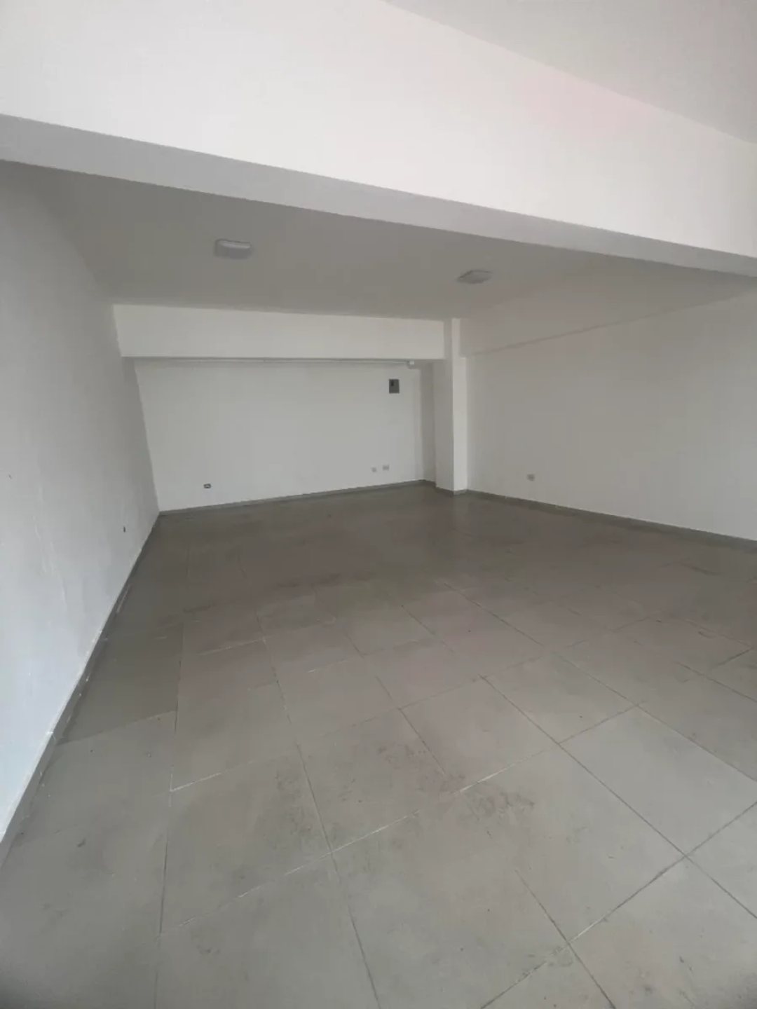 Local comercial en Ave. Republica de Colombia, foto 3