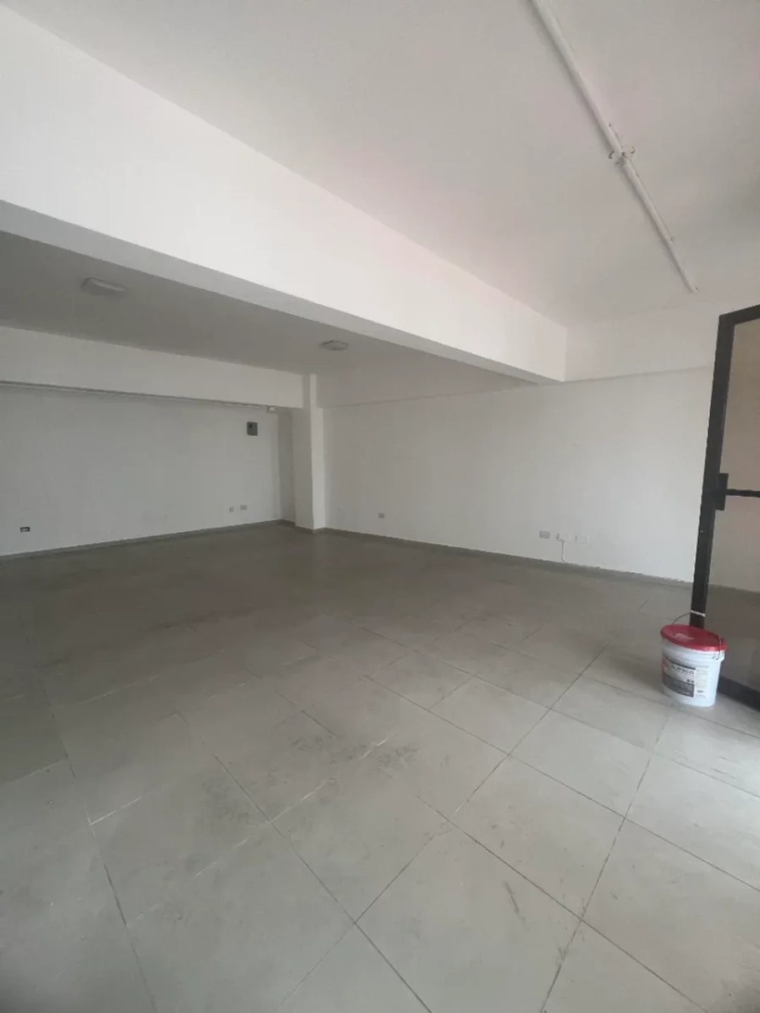 Local comercial en Ave. Republica de Colombia, foto 4