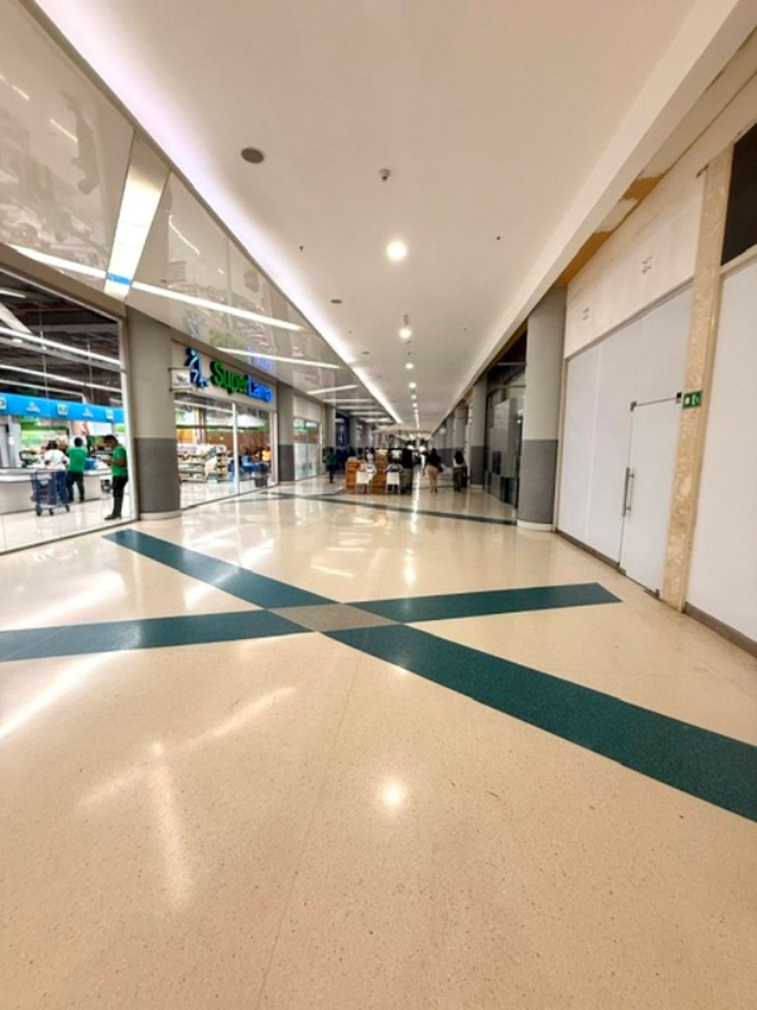Local comercial en Ensanche Kennedy