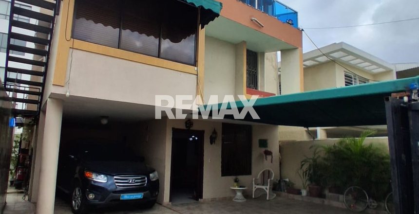 Edificio en venta con casa y apartamentos en Urbanización Fernández