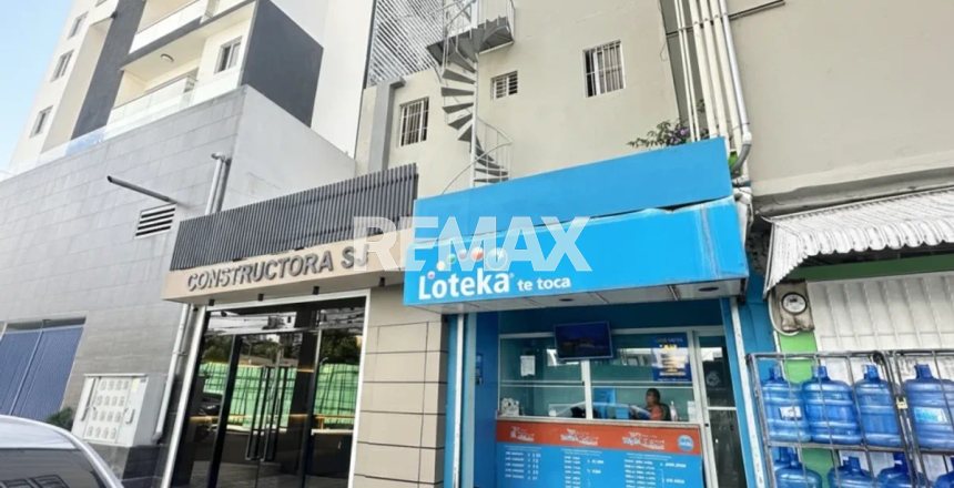 Edificio en venta en Alma Rosa I, con locales y apartamentos alquilados