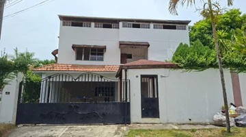 Amplia casa tres niveles Alameda Sto. Dgo. Oeste