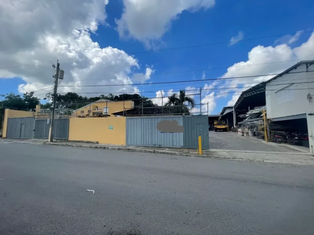 Local comercial en Villa Aura